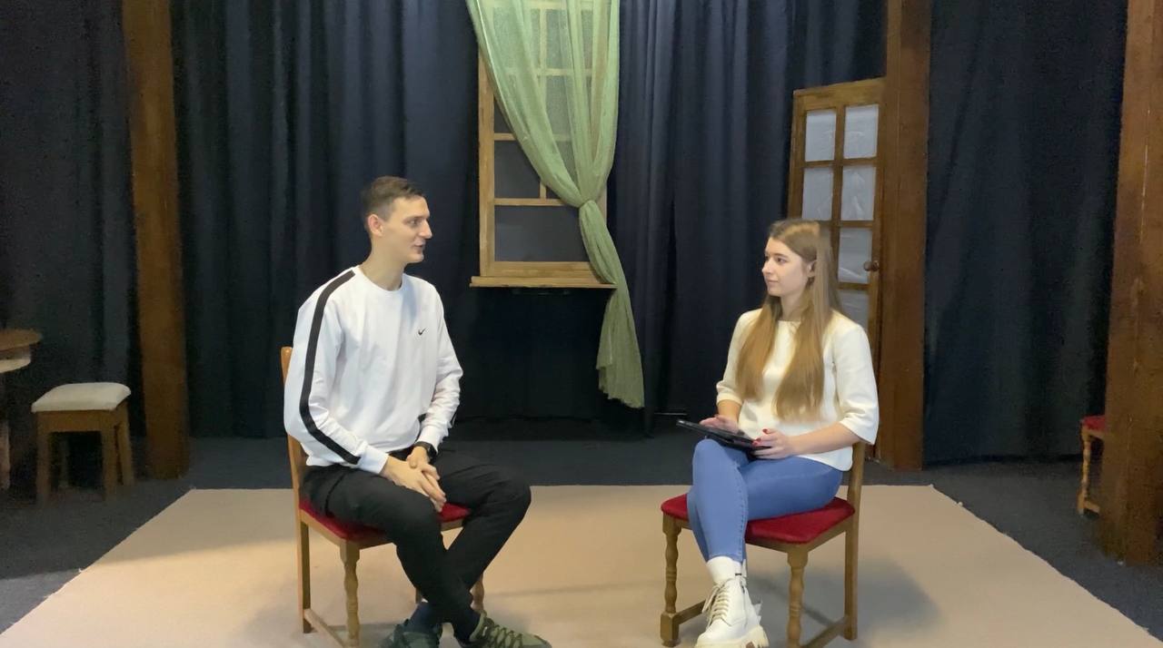 Під час інтервю на малій сцені Тернопільського академічного обласного драматичного театру ім. Т. Шевченка